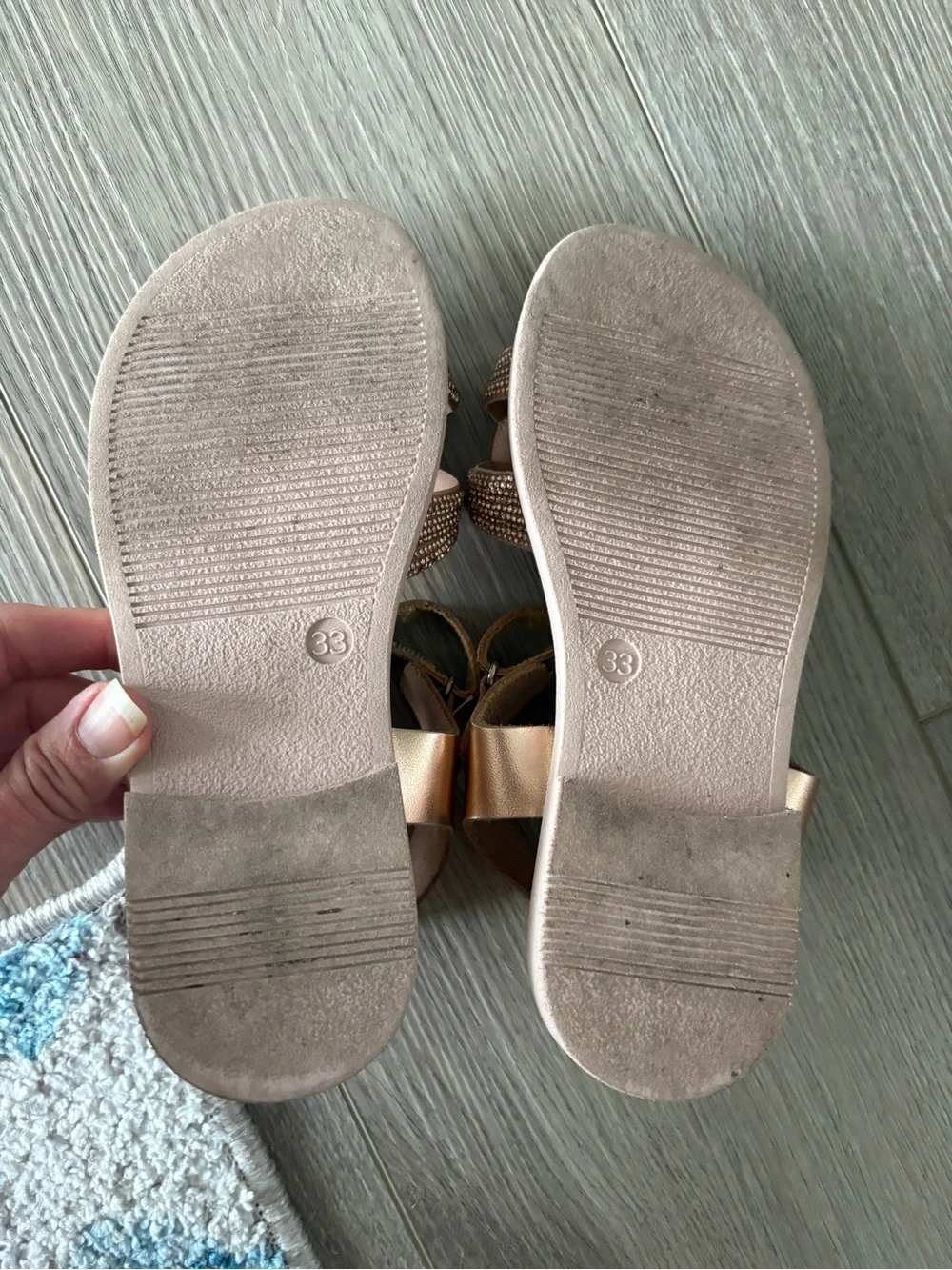 Ricco Girl’s rose gold leather rhinestone Velcro sandals size 1.5/2